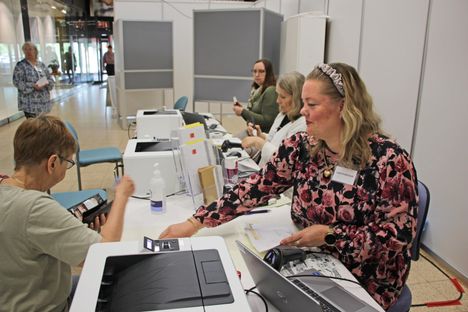 Lotta Kurjenmaa on Sastamalasta kotoisin, mutta ollut vaalitoimitsijana Nokialla jo monissa vaaleissa. Kurjenmaa oli tiistaina eli viimeisenä ennakkoäänestyspäivänä toimitsijana Nokian Citymarketissa.