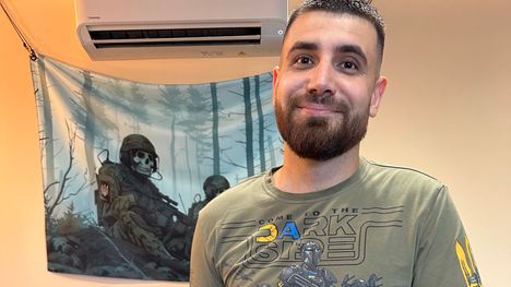 Pelisuunnittelijana työskentelevä Oleksandr Sivak valmistaa päivätyönsä ohella drooneja Ukrainan asevoimien käyttöön. Kuva on vuodelta 2024.