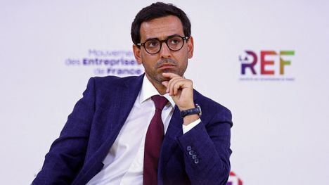 Komission vauraus- ja teollisuusstrategiasta vastaava varapuheenjohtaja Stéphane Séjourné kuvaili uutta linjaa pelastusköydeksi eurooppalaiselle autoteollisuudelle.