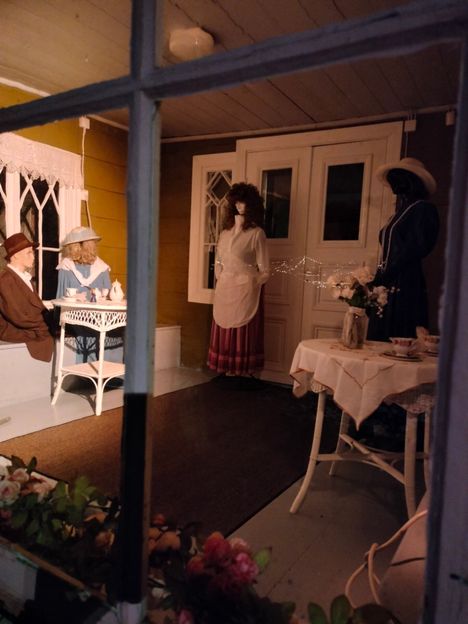 Ruudun takaa -tapahtuma jatkuu Nokialla. Knuutilan kartanon kuistilla on kartanon väki teekutsuilla. Kuvaelma on katseltavissa perjantaihin 8.11. saakka.