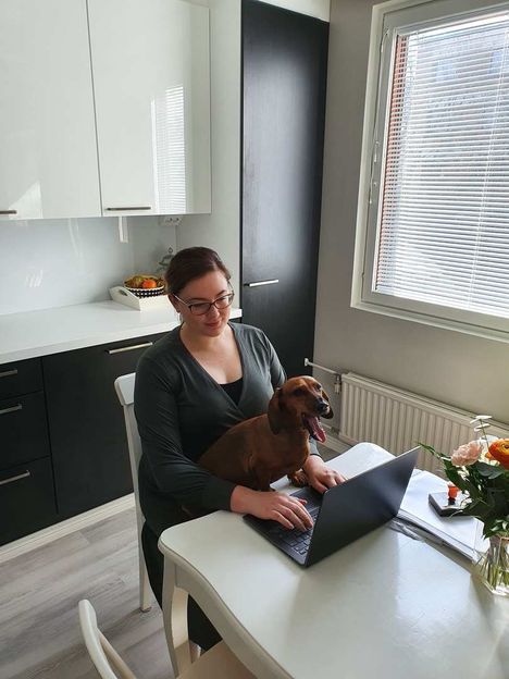 Kuvassa etätöitä tekevä toiminnanjohtaja Anna Myllymäki.