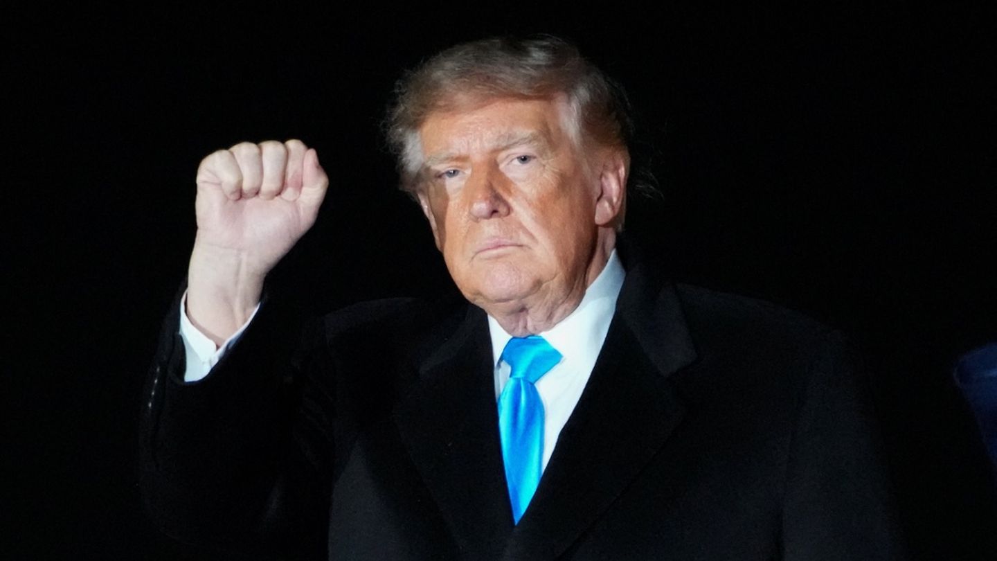Trumpin puvun sisältä pilkisti yllättävä näky – asiantuntijat ymmällään