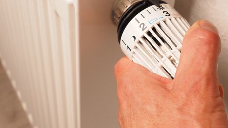 Ilman viiletessä pattereita käännetään taas kuumemmalle. Kuinka kuumalle niitä kannattaa kääntää? Hengitysliiton sisäilma-asiantuntija vastaa.