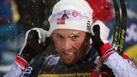 Emil Iversen (kuvassa) ei kaipaa Kari-Pekka Kyrön mielipiteitä hiihtoasioissa.