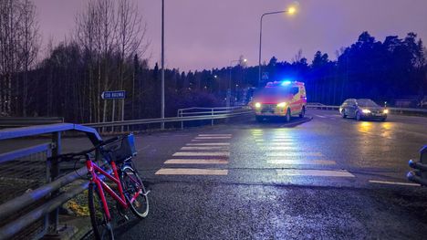 Onnettomuus sattui Turuntietä ylittävällä sillalla. Ambulanssia on sumennettu toimituksessa yksityisyyden suojelemiseksi.