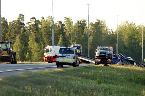 Nelostiellä Iso Liikenneonnettomuus – Ainakin 10 Loukkaantunut - Ilta ...