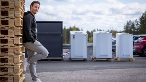 Lehtovuoren Eero Ojanen johtaa ylöjärveläistä perheyritystä. Taustalla on vientiin lähtevien roskisten prototyyppejä.