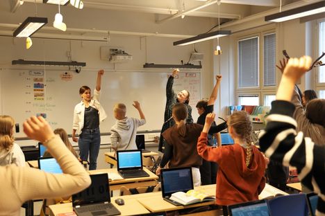 Muun muassa perusopetuksen opettajat ovat Nokian kaupungin työntekijöitä. Arkistokuva Nokian Koskenmäen koululta kesältä 2024.