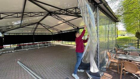 Café Pori Jazzilla on noin sata henkeä vetävä telttapaviljonki, mutta tuo vain pientä apua tilanteeseen sateen sattuessa. Jesperi Onnela myöntää, että sade on yrittäjälle ylitsepääsemätön vastustaja, mutta silti kesäravintola satsaa konsertteihin nyt entistä enemmän.