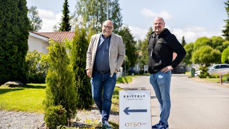 Otson Kai Vikkula ja Pekka Tuunainen vastailevat mielellään kysymyksiin. Kommunikointipakkoa ei tietysti ole, vaan tiloja voi katsella voi myös ihan omassa rauhassaan.