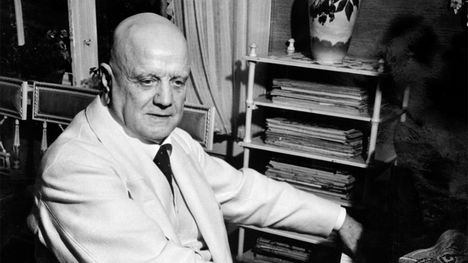 Valkoiset kesäpuvut erottivat Sibeliuksen muista. Tässä kotona Ainolassa flyygelin ääressä.