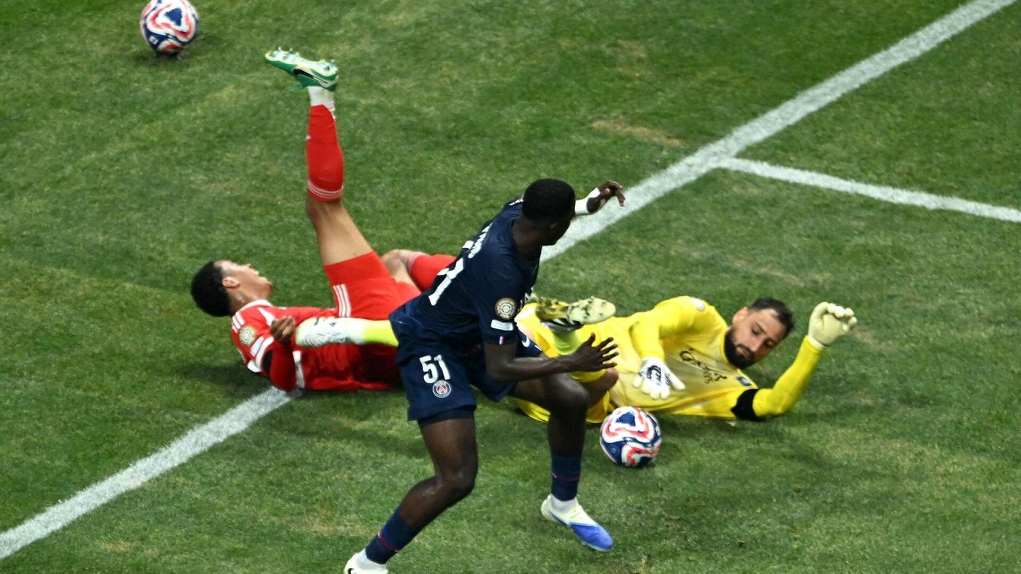 Jalkapallo | Bayern Münchenin tähden Jamal Musialan jalka katkesi kesken pelin, vastustajan maali­vahti alkoi itkeä