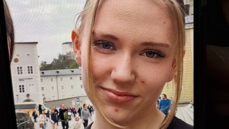 Poliisi julkaisi kuvan kadonneesta tytöstä.