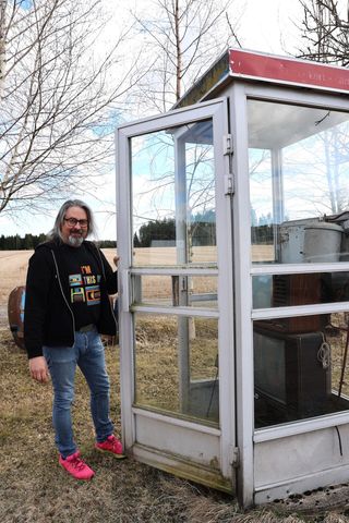 Of course, there must also be one telephone kiosk on the site. Timo Orre says it was no longer in use at the time of purchase.