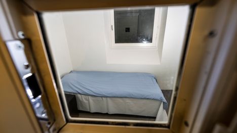 Pitkäniemen sairaalan eristyshuoneesta on poistettu kaikki, millä potilas voi vahingoittaa itseään. Korkea turvapatja on niin painava, ettei sitä pysty heittelemään. Yleensä eristyshuoneen potilaalle ei sijata liinavaatteita. Niin tehdään vain, kun huonetta joudutaan käyttämään ylipaikalle tulevan potilaan majoittamiseen.