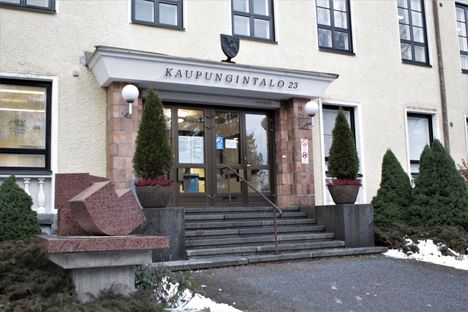 Kaupunginhallituksessa on yhdeksän varsinaista jäsentä. Kokoukset pidetään pääsääntöisesti kaupungintalolla.