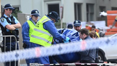 Poliisi ja tutkijat työskentelivät tapahtumapaikalla maanantaina. 