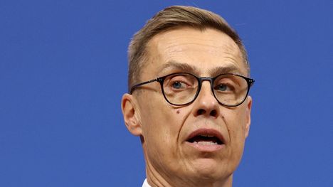 Tasavallan presidentti Alexander Stubb tiedotustilaisuudessa Naton päämajalla Brysselissä 17. marraskuuta. 