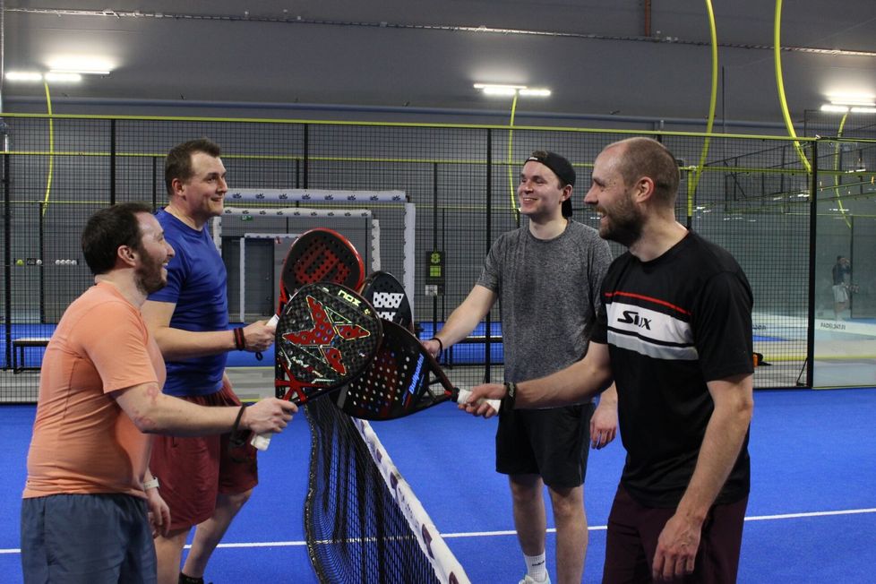 Mario Noguero (vas.), Joonas Niemi, Henri Hellsten ja Jaakko Syrjälä iloitsivat perjantai-illan padel-otteluista.