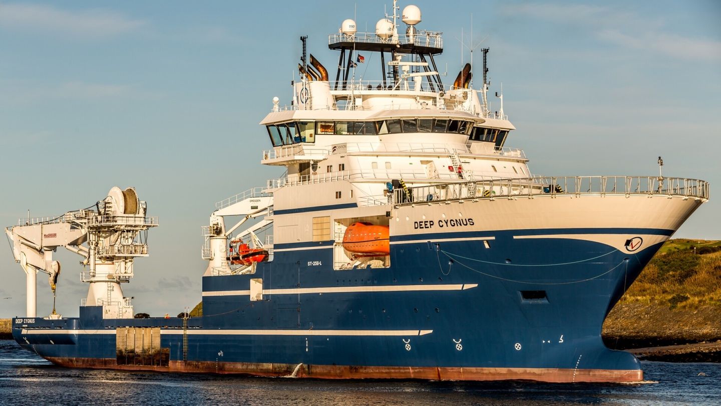 The Norwegian multifunctional vessel arrives to repair the sea cable between Finland and Estonia