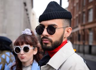 Myös miehille sopivat trendikkäät pyöreät muodot.