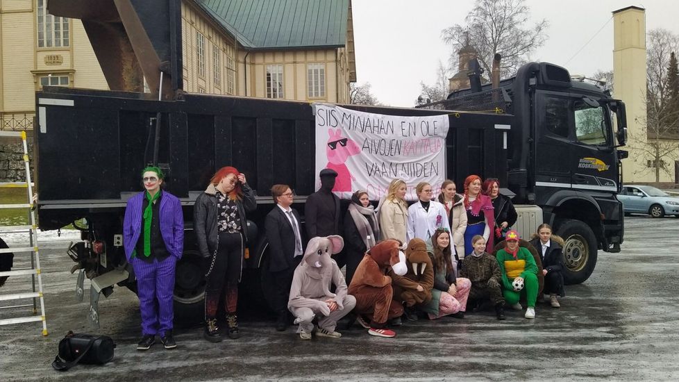 Torilla abit vielä lyöttäytyivät yhteiskuvaan kaiken kansan kuvattavaksi.