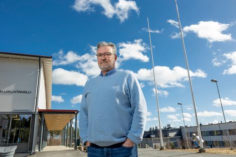 Nokialaisella koripallotaivaalla riittää sinistä väriä ja vaaleita pilviä. Marko Pirhonen odottaa jo jännittyneenä perjantaina alkavia välieriä Joensuun Katajaa vastaan.