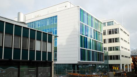 Tampereen kaupungintalon kahvila ja ravintola tulevat pohjakerrokseen, Kahvila Aleksis Kiven kadun ja Puutarhakadun kulmaan, ravintola uudisosaan.