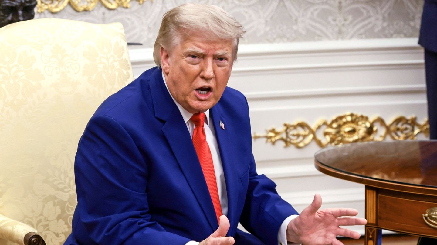 Former intelligence officials warn Trump's presidency would emulate autocratic leaders