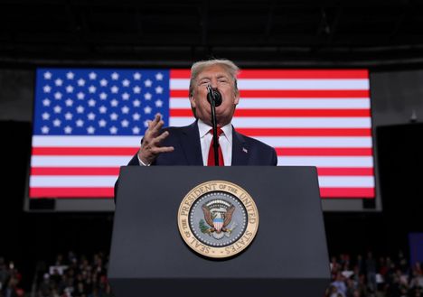 Yhdysvaltain presidentti Donald Trump kampanjatilaisuudessa Toledossa Ohiossa 9. tammikuuta.