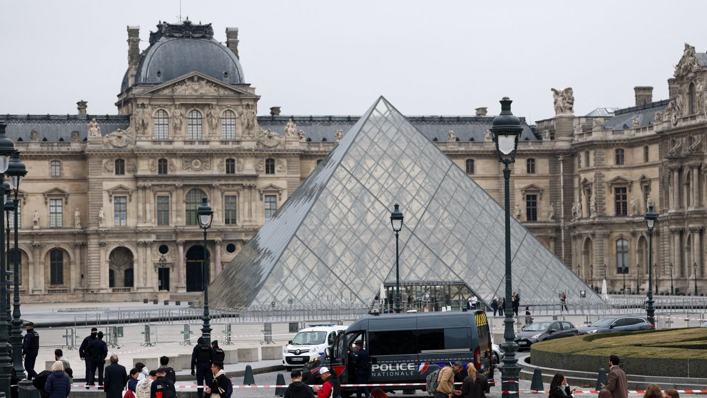 Louvre jewelry heist suspect: Mastermind was disappointed with 88 million euro haul