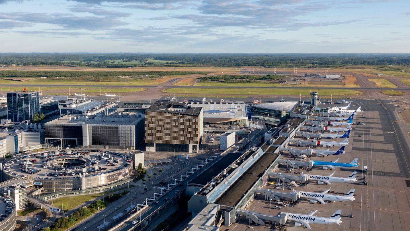 Finnair staff allegedly threatened photographer with flight ban at Helsinki airport