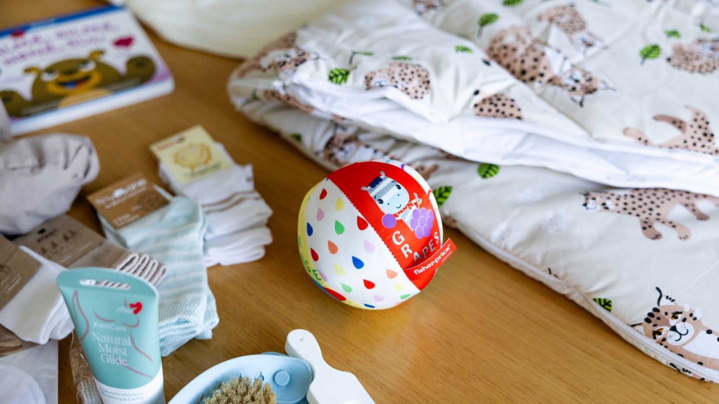 Uusi äitiyspakkaus julki – mukana Orpon hallituksen pallo