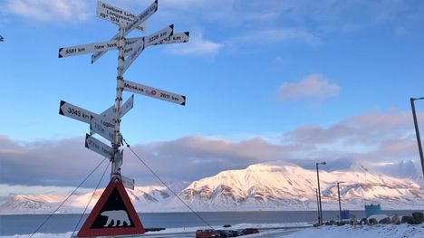 Huippuvuorten Longyearbyenin lentokentällä näkyy suuntaviitat muiden muassa Moskovaan, Osloon, Kiovaan ja New Yorkiin.