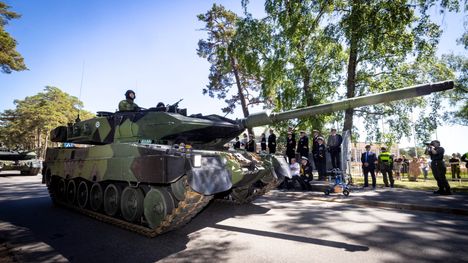 Kuvassa Leopard 2A6 panssarivaunu kuvattuna Puolustusvoimain lippujuhlan päivän paraatissa Hangossa kesällä 2024. 