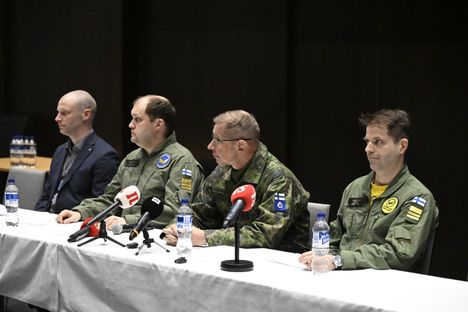 Lapin lennosto järjesti tiedotustilaisuuden F/A-18 Hornet -hävittäjän lento-onnettomuudesta Rovaniemen varuskunnassa.