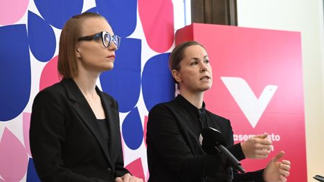 Minja Koskela ja Hanna Sarkkinen esittelivät vasemmistoliiton vaihtoehtobudjetin tiistaina eduskunnassa. 