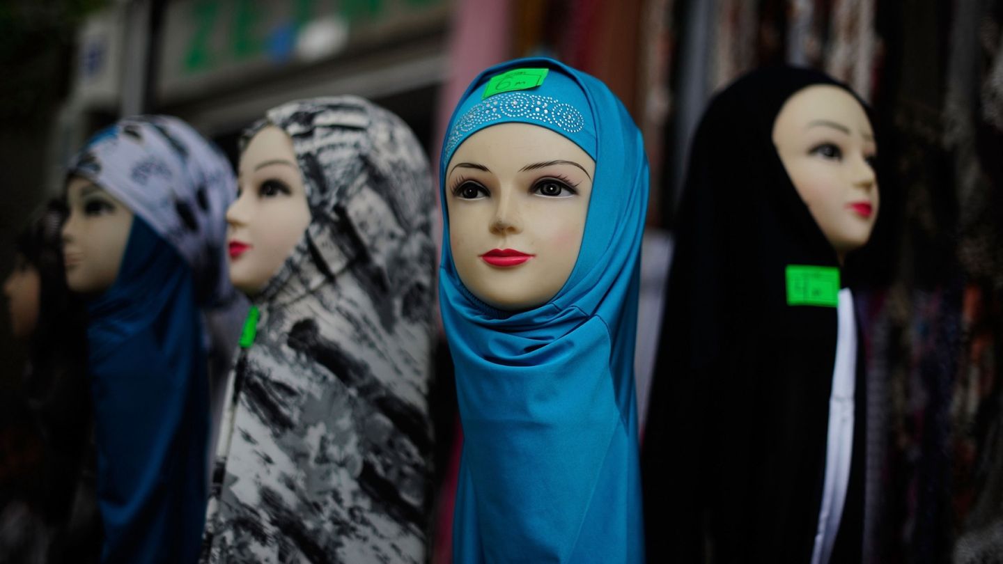 Azerbaidžan | Yli 96 prosenttia väestöstä on muslimeja, ja nyt hijab-huiveja ei saa käyttää kouluissa
