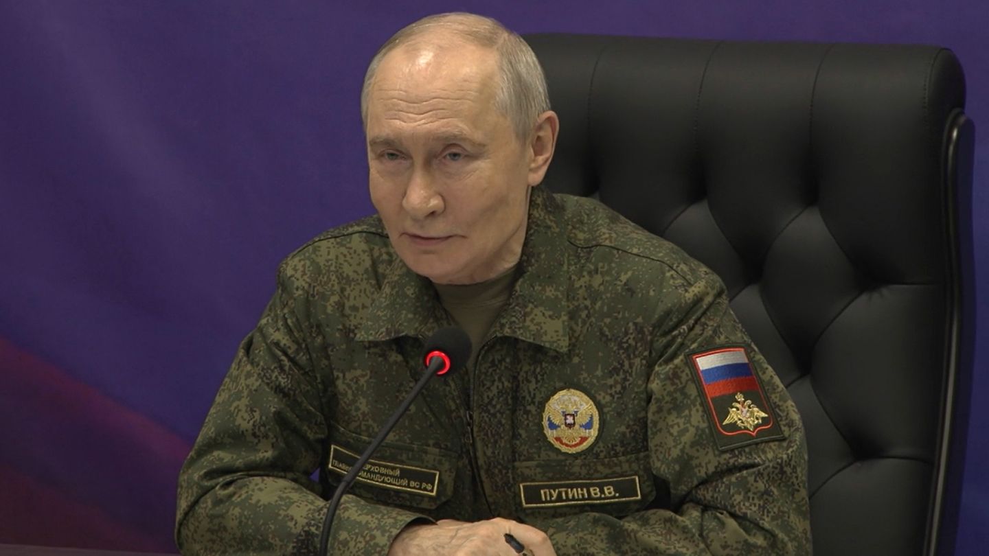 Putin puhui armeijan komento­keskuksessa – antoi ehdon rauhan­neuvotteluille