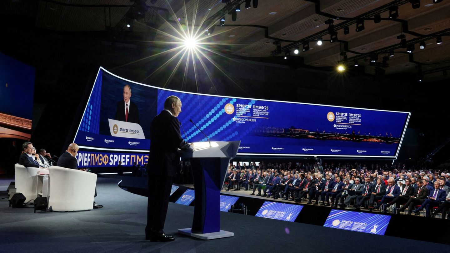 As economy falters, St. Petersburg Economic Forum is increasingly a propaganda forum