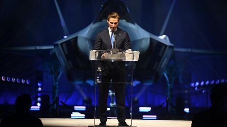 Puolustusministeri Antti Häkkänen piti puheen Suomen ensimmäisen F-35-hävittäjän julkistustilaisuudessa Texasissa Yhdysvalloissa tiistaina.