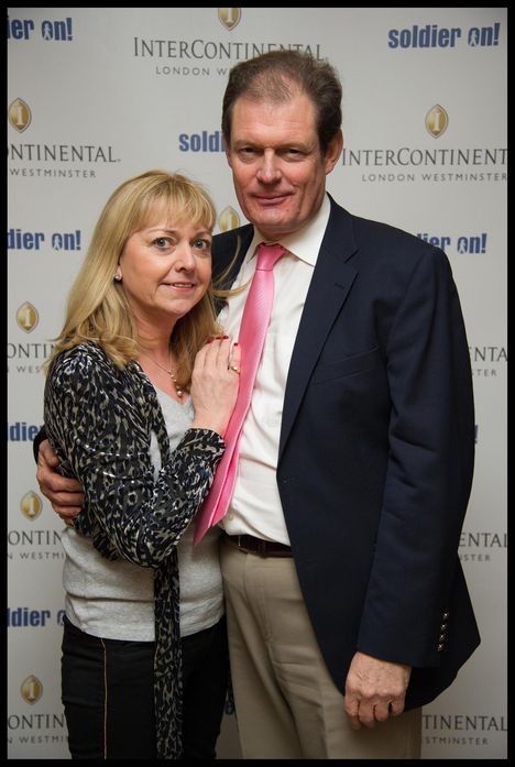 Caroline Edmondson kuvattuna Sky Newsilla työskentelevän puolisonsa Jon Craigin kanssa vuonna 2013.