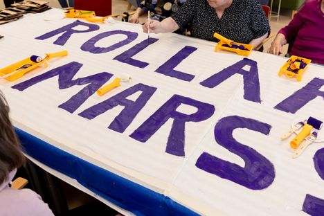 Ikäihmiset maalasivat banderolleja marssia varten Hervannassa Yhdessä selviytymisen tuki Ysti ry:n tiloissa 30. huhtikuuta 2025.