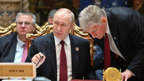 Venäjän presidentti Vladimir Putin ja Kremlin tiedottaja Dmitri Peskov kuvattiin CIS-ryhmän johtajien kokouksessa Tadžikistanissa lokakuun alussa.