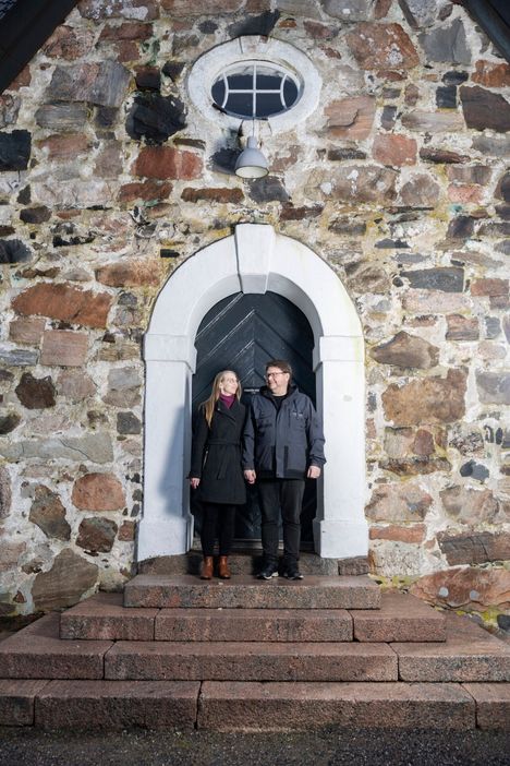 Anni ja Taisto vihkikirkkonsa edustalla Piikkiössä.