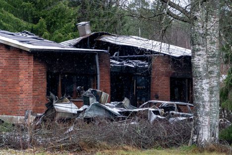 Äiti ja kolme pientä lasta menettivät henkensä tulipalossa. Talo sijaitsee Savonlinnassa Hattukalliontiellä.