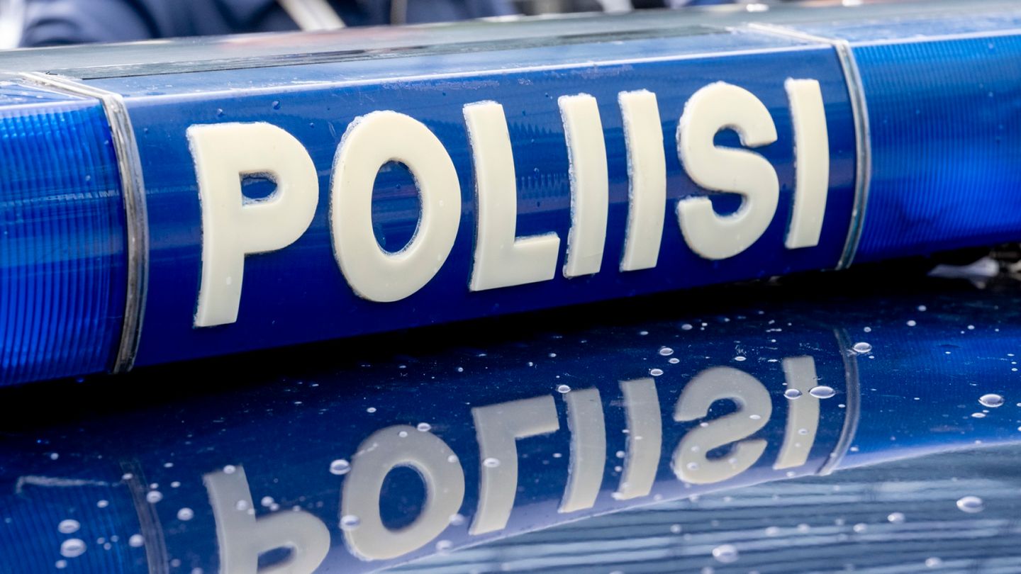 Nainen jäi auton alle koulun edessä