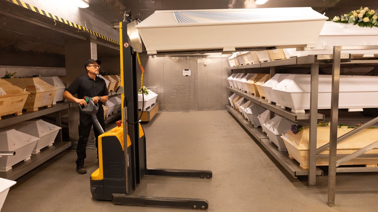 Death | Crematoriums are overwhelmed, but cremator Kari Karvinen handles each deceased with respect