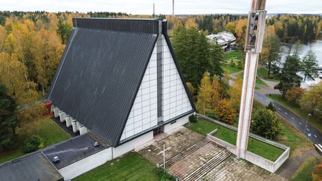 Valkeakosken kirkko on ollut käyttökiellossa huonokuntoisten päätykolmioiden ja laattojen putoamisvaaran takia vuodesta 2023.