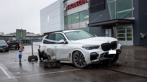 Tampereen Hatanpäällä Käyttöauton pihassa seisoi sunnuntaina alkuiltapäivällä vaurioitunut BMW, johon oli kiinnitetty poliisinauha.